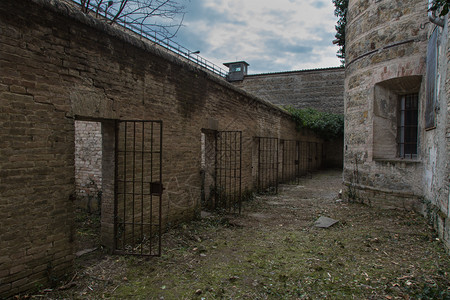 弃垃圾摇滚杂草丛生的旧监狱杂草丛生的院子杂草丛生的旧监狱杂草丛生的院子笼图片