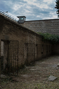 刑事庭院杂草丛生的旧监狱杂草丛生的院子杂草丛生的旧监狱杂草丛生的院子里面图片