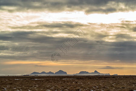 地标冰河湾和远处的维克山脉在云密的一天里冰岛湾和远处的维克山脉冰岛的莫比代利图片