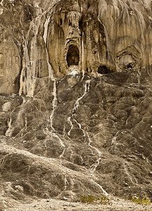 弹簧一个像鬼脸样的岩层张着嘴泪流满面这张照片可以在黄石公园猛犸温泉的土墩台看到的干燥图片