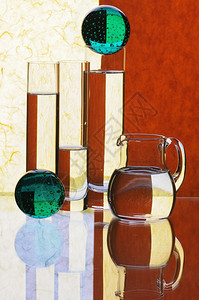 眼镜多色背景的玻璃杯和子罐头现代的桌图片