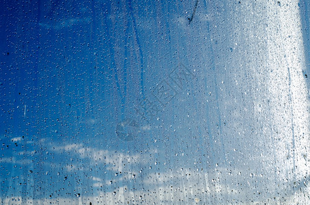 雨明亮的玻璃底上自然水滴的封闭湿图片