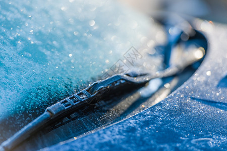 冷冻的挡风玻璃寒冷的天气背光阳以前景为焦点雨刷车关心图片