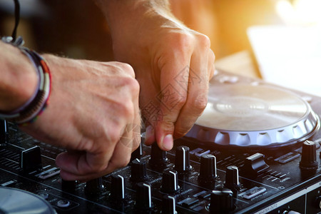 立体声电的DJ在数字中迪控制器上播放和混合音乐均衡器图片