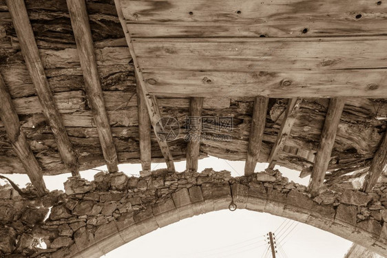 村庄塞浦路斯Lofou废弃建筑的Wooden光束和石弓塞浦路斯皮亚里面老的图片