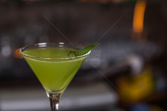 寒冷的液体在酒吧杯中混合精鸡尾颜色图片