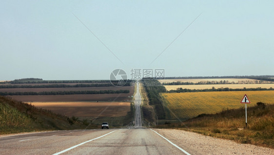 户外高加索人速度北大速公路和山地旅行图片