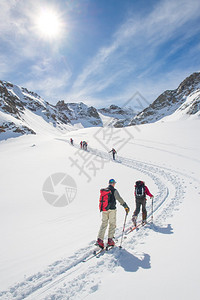 冬季登山者背景图片