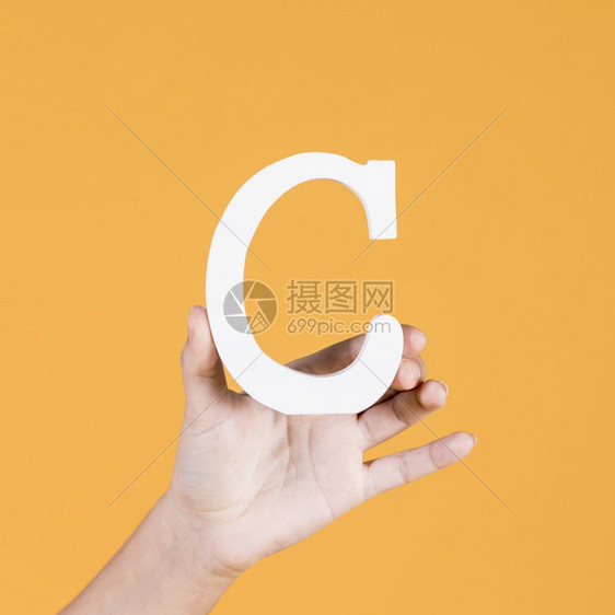 墙纸保持手握白资本字母表的女近身c自然图片