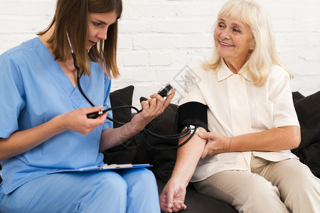 织物报告检查老妇人血压的前视图坚果图片