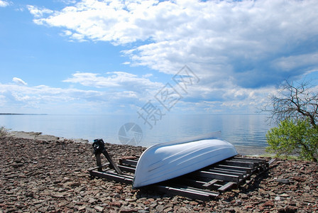假期海岸线上边有一条白船在波罗的海西德岛奥地上瑞典旅游图片