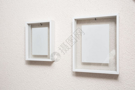 房间目的白墙上两个空框干净的现代设计质感白墙上的两个空框干净的现代设计正方形图片