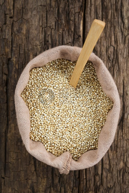 高架带木勺袋装的原白quinoa种子latChenopodiumquinoa拍攝在上方的选择焦点聚于quinoaRawWhite图片