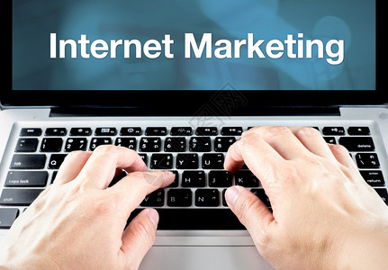 市场广告信息在笔记本电脑上用手键在屏幕上以模糊蓝色背景商业概念的屏幕上进行互联网营销图片