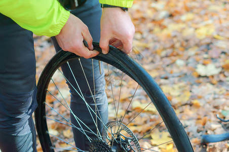 使固定从车轮上拆下胎卸自行车轮修理自行的爆胎修理自行车的爆胎孩子作坊图片