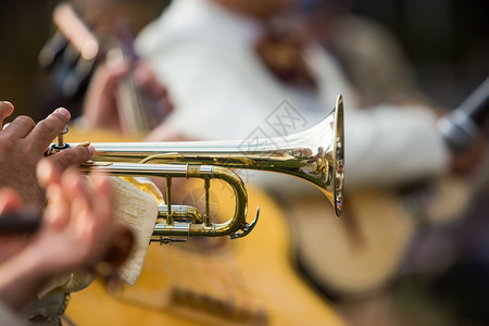 在音乐会闭幕日的Trumpet音乐会Trumpe表演中传统的游行金属背景图片