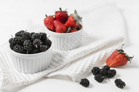 草莓与黑莓的艺术照图片