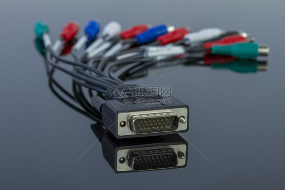 信号杰克声音的Tv频视电缆连接器在黑色光彩背景上有多重连接图片