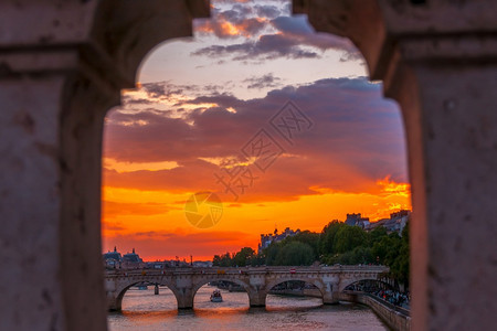 码头暮蓬通过巴黎塞纳河上日落的天花板穿过巴黎塞纳河上的日落之桥岩层在巴黎塞纳河上图片