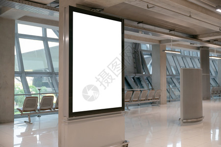 海报运输木板白模拟色屏幕光盒在室内露台图片