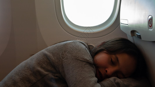 年轻女孩睡在飞机上青春期前少年肯尼图片