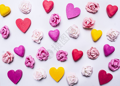 浪漫的情人节白木背景华伦人节的红心和纸玫瑰背景色彩多季节背景图片