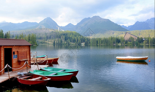 宁静屋在塔特拉斯高山StrbskePleso山湖上码头的小船美丽图片