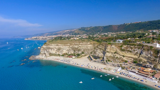 支撑财产卡拉布里亚的公路海岸线和房屋夏季美丽的空中景色蓝图片