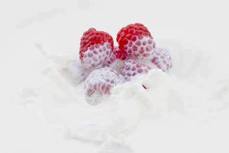 甜点白色的水果新鲜草莓落到牛奶里了贴上图片