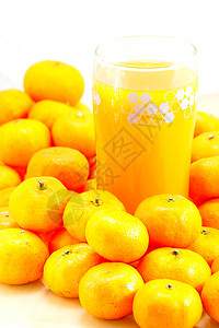 饮料健康挤压木板上新鲜制的橙子汁有选择地聚焦图片