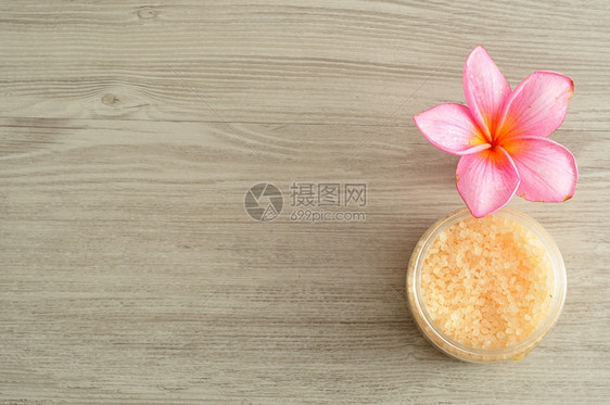 自然新鲜的浴盐和花朵freangipani芳香疗法图片