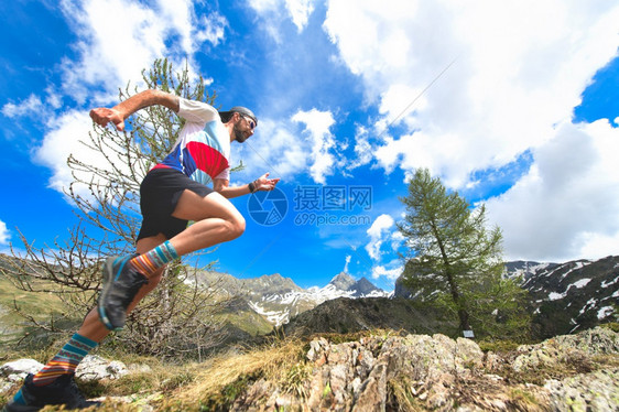 健康训练期间在山区的极端足迹徒步旅行者图片