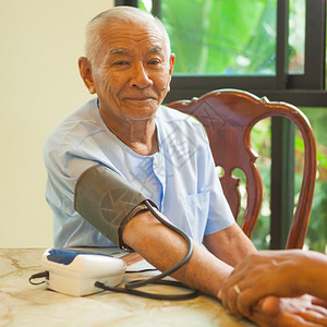 测量高龄亚裔男患者血压的医生病人护士查看图片