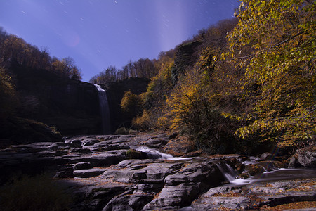 状态景观秋色与瀑布和叶溪流图片