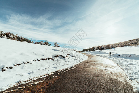 冬季被雪覆盖的山路图片