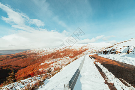 冬季的河谷和雪山森林图片