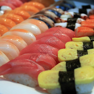 草鱼关闭寿司卷起传统的日本菜长鳍金鱼背景图片