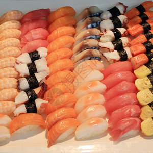 海藻关闭寿司卷起传统的日本菜生鱼片劳斯莱图片