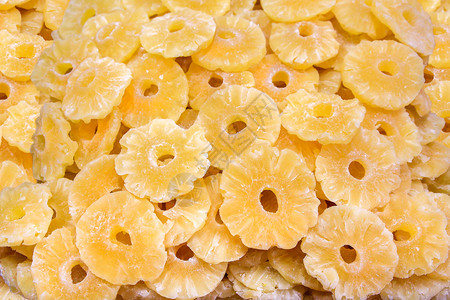 供市场销售的干黄菠萝片堆积热带界甜的图片