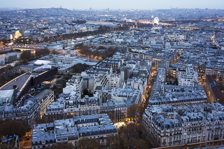 罾地平线巴黎的一个城市景色从塞纳河的埃菲尔铁塔向水晶宫和卢浮看照明图片