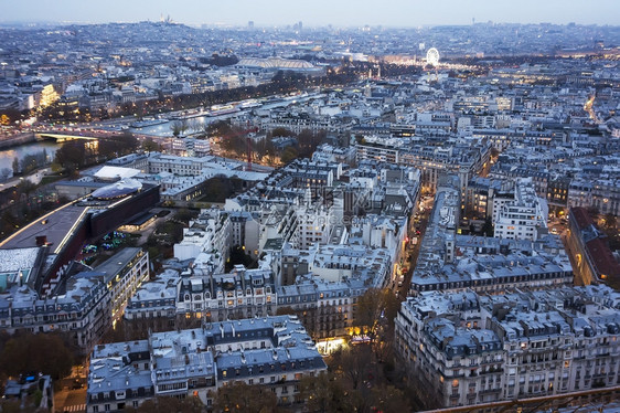罾地平线巴黎的一个城市景色从塞纳河的埃菲尔铁塔向水晶宫和卢浮看照明图片
