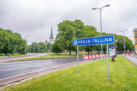 信息金属爱沙尼亚塔林2017年月2日城市入口路标塔林每年接待50万游客爱沙尼亚塔林2017日城市入口路标塔林箭图片