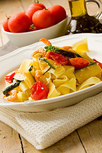 意大利面和虾的美味意大利面照片勺子餐巾图片