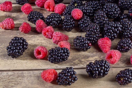 黑莓和红色的覆盆子图片