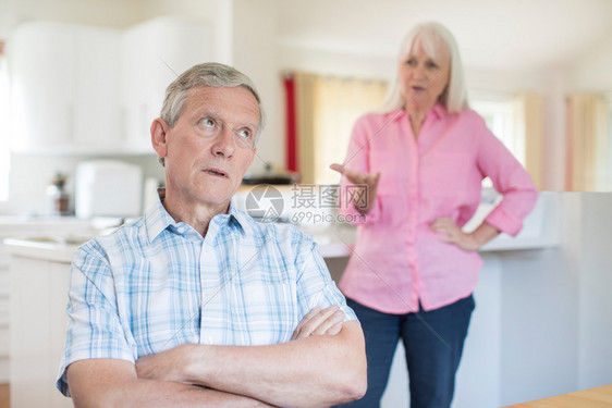 分离男人家中有争执的老年夫妇水平图片