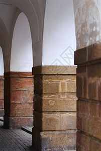 布拉格历史中心的世纪石块柱A结肠布拉格中心外部的户正面图片