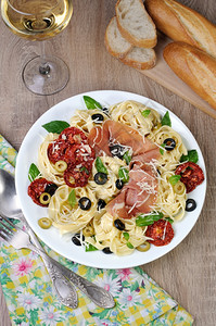 意大利面抽搐粉加甘油橄榄日晒番茄和干酪诺什图片