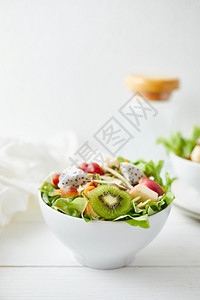 吃美味水果沙拉和白桌上不同水果健康食品概念在白色桌子上一顿饭美食图片