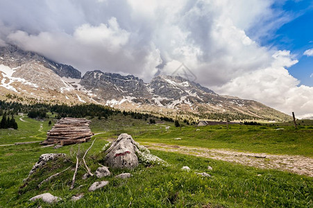 山地脉景观意大利阿尔卑斯山蒙塔西奥区高原意大利阿尔卑斯山绿色弗留利蓝的图片