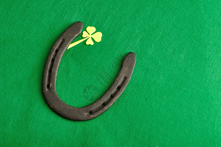 幸运的马蹄铁圣帕特里克日的一匹马鞋和块大锤子老的图片